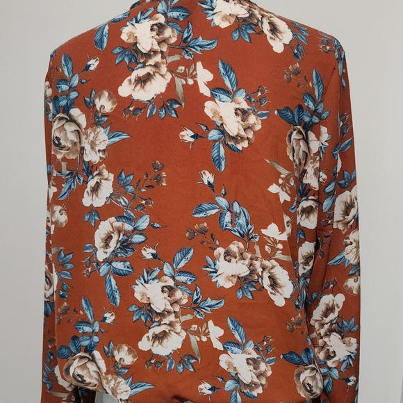 Rue 21 Rust Floral crisscross front top PTP 21" L 23" W 16-23" - Picture 4 of 4